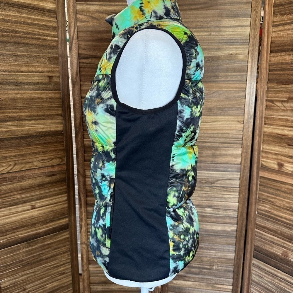 Fabletics Elliot Packable Puff Vest Tie Dye Trip - Picture 3 of 13